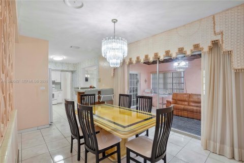 House in Miami, Florida 4 bedrooms, 245.82 sq.m. № 2009229 - photo 11