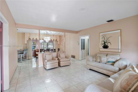 House in Miami, Florida 4 bedrooms, 245.82 sq.m. № 2009229 - photo 3