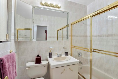 House in Miami, Florida 4 bedrooms, 245.82 sq.m. № 2009229 - photo 6