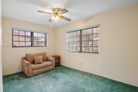 House in Miami, Florida 4 bedrooms, 245.82 sq.m. № 2009229 - photo 8