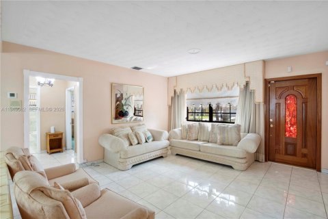 House in Miami, Florida 4 bedrooms, 245.82 sq.m. № 2009229 - photo 4