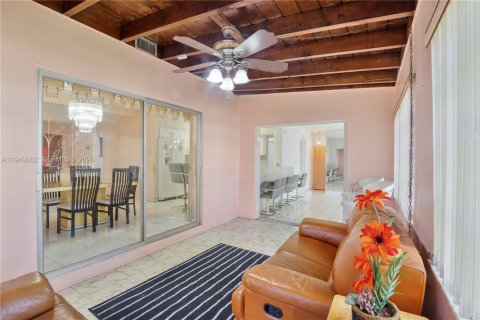 House in Miami, Florida 4 bedrooms, 245.82 sq.m. № 2009229 - photo 16