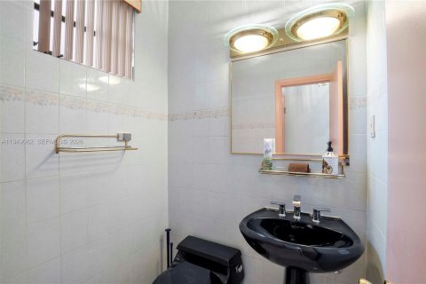 House in Miami, Florida 4 bedrooms, 245.82 sq.m. № 2009229 - photo 18