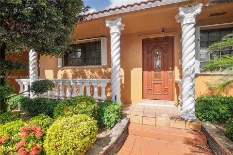 House in Miami, Florida 4 bedrooms, 245.82 sq.m. № 2009229 - photo 2