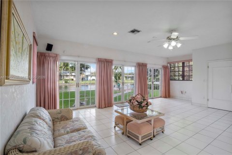 House in Miami, Florida 4 bedrooms, 245.82 sq.m. № 2009229 - photo 24