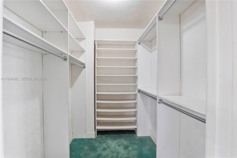 House in Miami, Florida 4 bedrooms, 245.82 sq.m. № 2009229 - photo 29