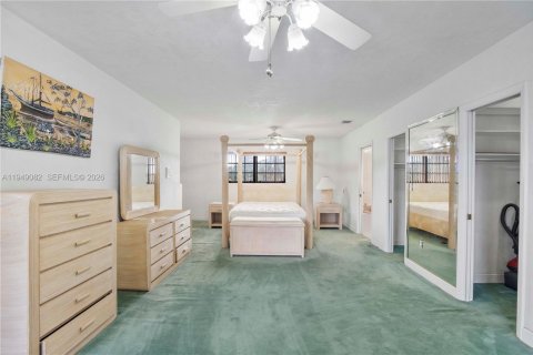 House in Miami, Florida 4 bedrooms, 245.82 sq.m. № 2009229 - photo 26