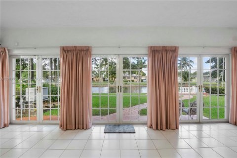 House in Miami, Florida 4 bedrooms, 245.82 sq.m. № 2009229 - photo 23