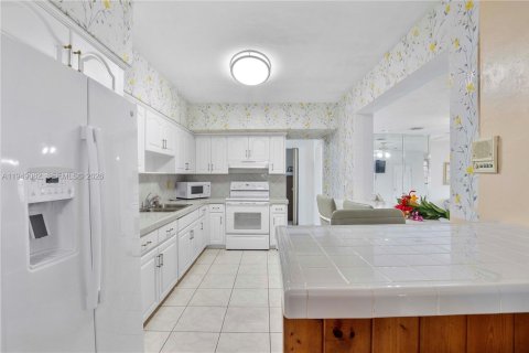 House in Miami, Florida 4 bedrooms, 245.82 sq.m. № 2009229 - photo 13