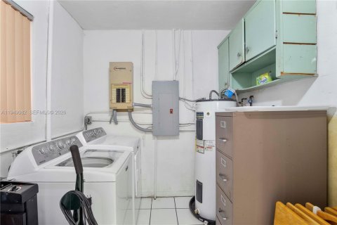 House in Miami, Florida 4 bedrooms, 245.82 sq.m. № 2009229 - photo 17