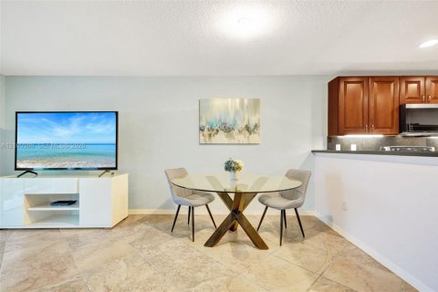 Touwnhouse à vendre à Tamarac, Floride: 2 chambres, 107.3 m2 № 2402644 - photo 3