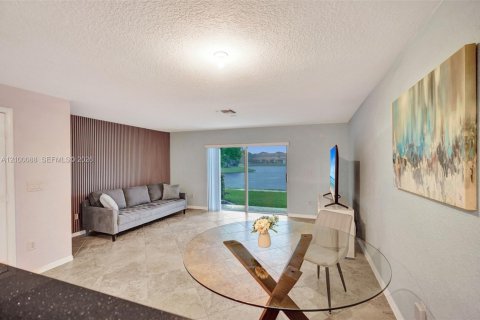Touwnhouse à vendre à Tamarac, Floride: 2 chambres, 107.3 m2 № 2402644 - photo 2