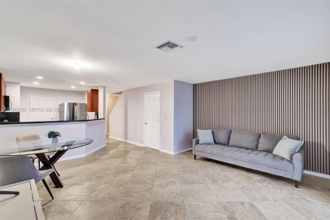 Touwnhouse à vendre à Tamarac, Floride: 2 chambres, 107.3 m2 № 2402644 - photo 6