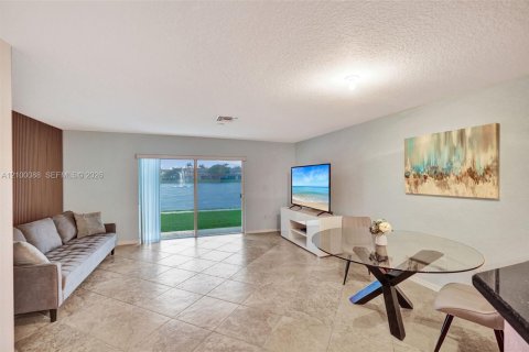 Touwnhouse à vendre à Tamarac, Floride: 2 chambres, 107.3 m2 № 2402644 - photo 4