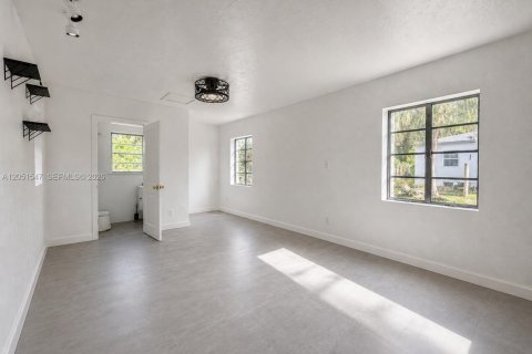Villa ou maison à vendre à Biscayne Park, Floride: 3 chambres № 2262787 - photo 29