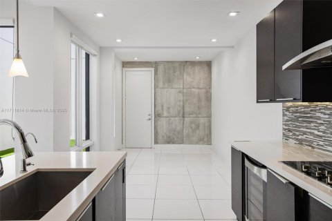 Townhouse in LANDMARK in Doral, Florida 3 bedrooms, 204.38 sq.m. № 1864976 - photo 8