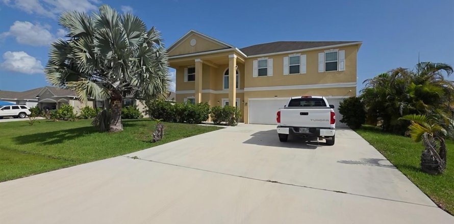 House in Port St. Lucie, Florida 5 bedrooms, 363.81 sq.m. № 2294082
