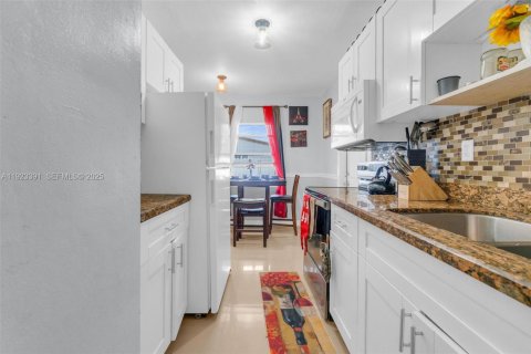 House in Miami Gardens, Florida 3 bedrooms, 80.27 sq.m. № 1982285 - photo 8