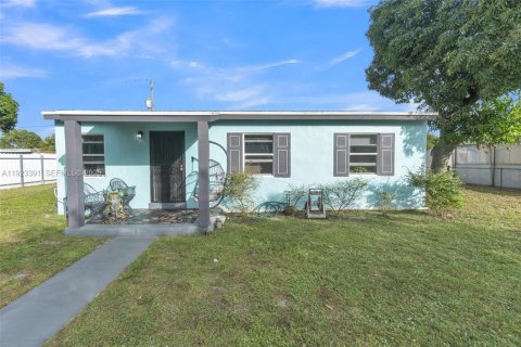 House in Miami Gardens, Florida 3 bedrooms, 80.27 sq.m. № 1982285 - photo 2
