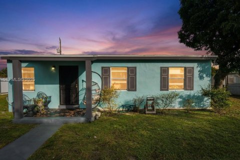 House in Miami Gardens, Florida 3 bedrooms, 80.27 sq.m. № 1982285 - photo 1