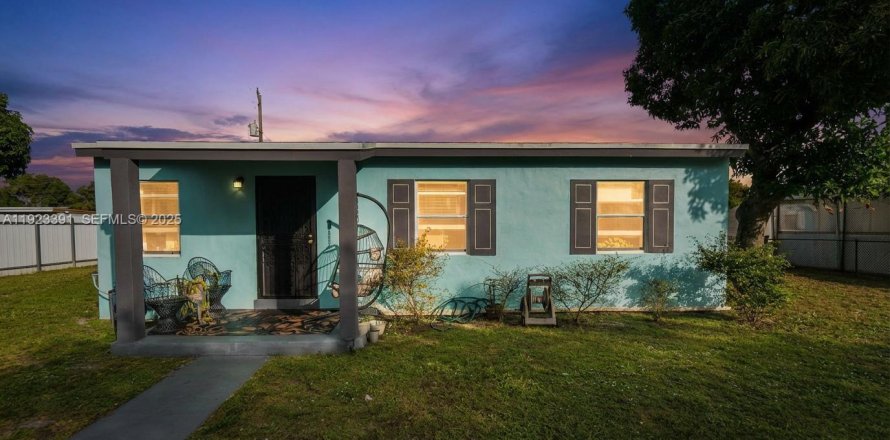 House in Miami Gardens, Florida 3 bedrooms, 80.27 sq.m. № 1982285