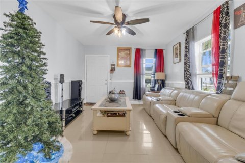 House in Miami Gardens, Florida 3 bedrooms, 80.27 sq.m. № 1982285 - photo 4