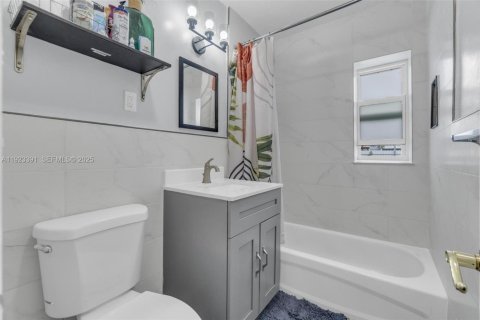 House in Miami Gardens, Florida 3 bedrooms, 80.27 sq.m. № 1982285 - photo 12