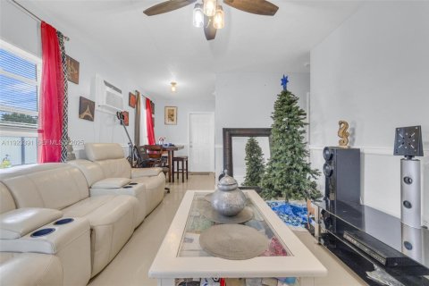 House in Miami Gardens, Florida 3 bedrooms, 80.27 sq.m. № 1982285 - photo 3