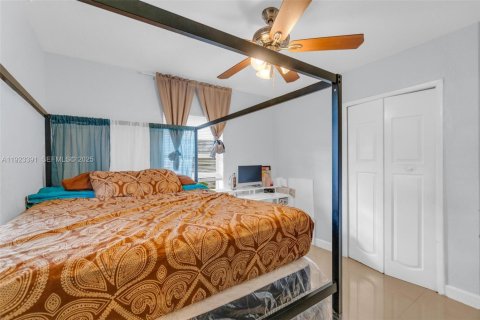 House in Miami Gardens, Florida 3 bedrooms, 80.27 sq.m. № 1982285 - photo 11