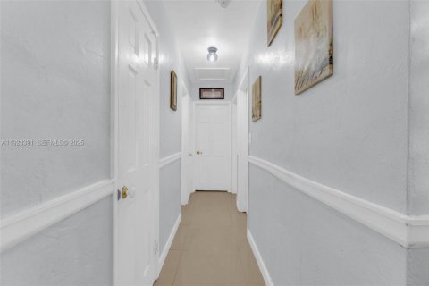 House in Miami Gardens, Florida 3 bedrooms, 80.27 sq.m. № 1982285 - photo 9