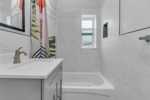 House in Miami Gardens, Florida 3 bedrooms, 80.27 sq.m. № 1982285 - photo 13