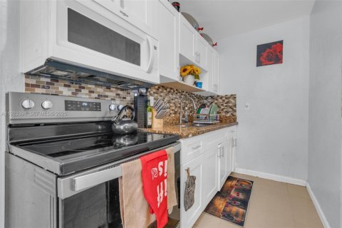 House in Miami Gardens, Florida 3 bedrooms, 80.27 sq.m. № 1982285 - photo 6