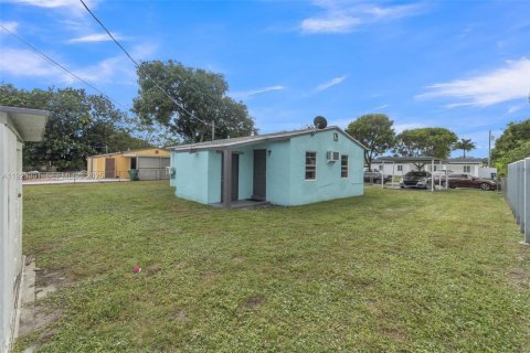 House in Miami Gardens, Florida 3 bedrooms, 80.27 sq.m. № 1982285 - photo 19