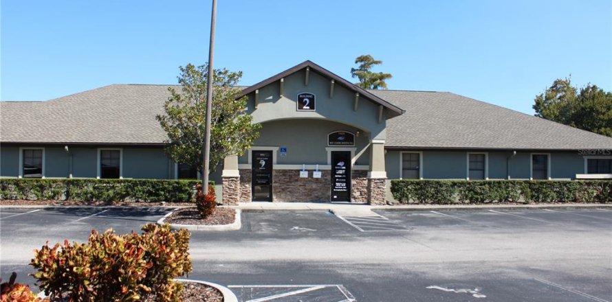 Commercial property in New Port Richey, Florida 450.11 sq.m. № 2195110