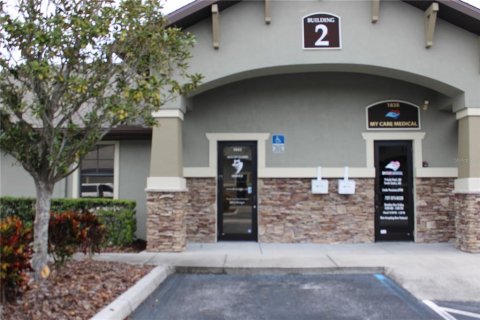 Commercial property in New Port Richey, Florida 450.11 sq.m. № 2195110 - photo 4