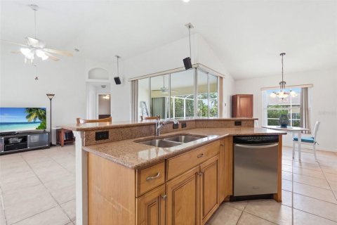 House in Cape Coral, Florida 3 bedrooms, 140.84 sq.m. № 2318418 - photo 6