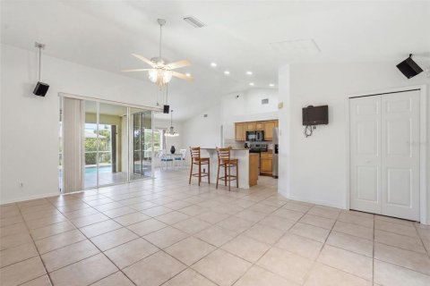 House in Cape Coral, Florida 3 bedrooms, 140.84 sq.m. № 2318418 - photo 12