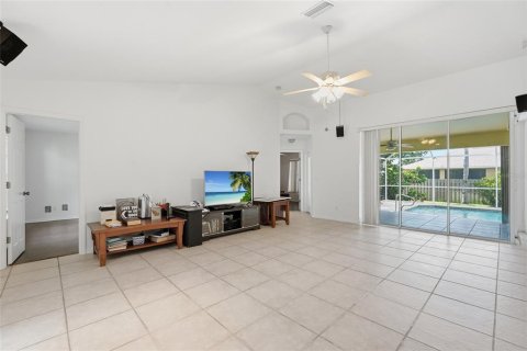 House in Cape Coral, Florida 3 bedrooms, 140.84 sq.m. № 2318418 - photo 11
