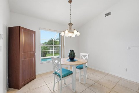 House in Cape Coral, Florida 3 bedrooms, 140.84 sq.m. № 2318418 - photo 19