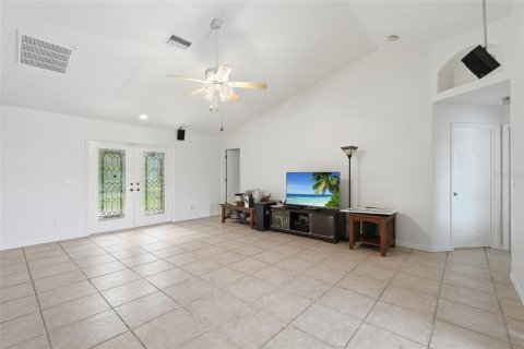 House in Cape Coral, Florida 3 bedrooms, 140.84 sq.m. № 2318418 - photo 13