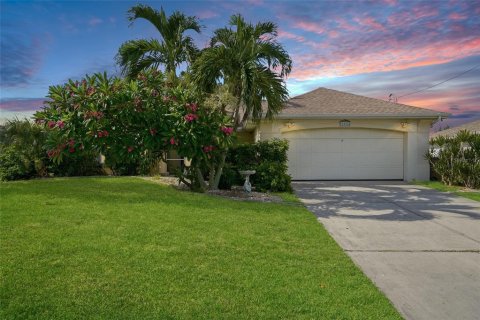 House in Cape Coral, Florida 3 bedrooms, 140.84 sq.m. № 2318418 - photo 2