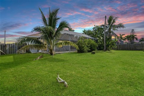 House in Cape Coral, Florida 3 bedrooms, 140.84 sq.m. № 2318418 - photo 8