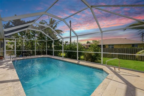 House in Cape Coral, Florida 3 bedrooms, 140.84 sq.m. № 2318418