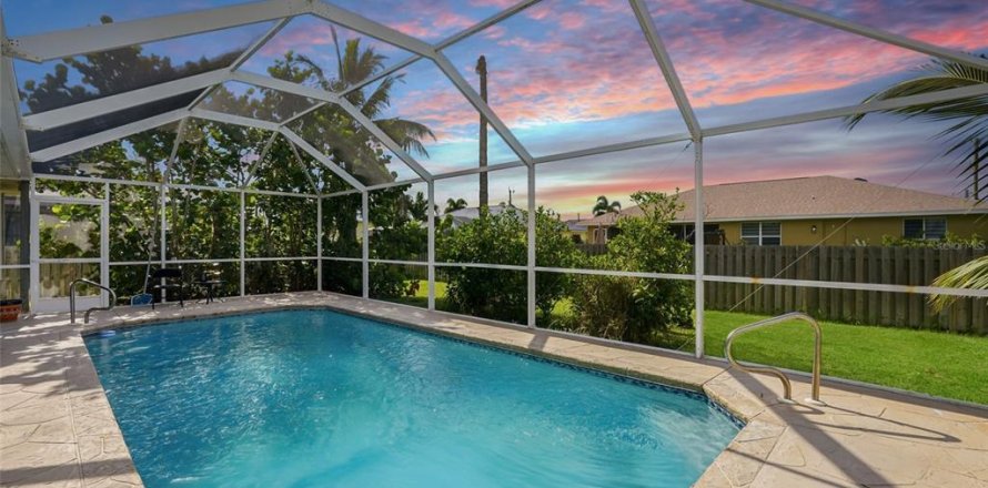 House in Cape Coral, Florida 3 bedrooms, 140.84 sq.m. № 2318418
