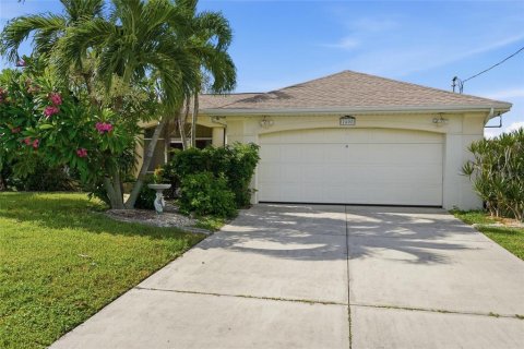 House in Cape Coral, Florida 3 bedrooms, 140.84 sq.m. № 2318418 - photo 7