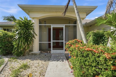 House in Cape Coral, Florida 3 bedrooms, 140.84 sq.m. № 2318418 - photo 9