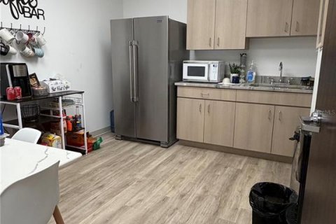 Immobilier commercial à louer à Sarasota, Floride: 175.59 m2 № 2419014 - photo 6