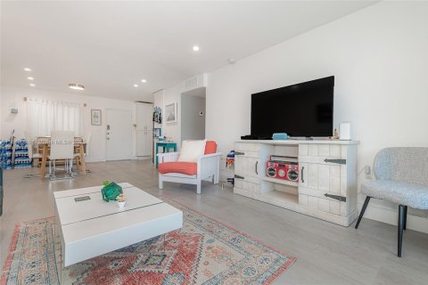 Condo in Miami, Florida, 2 bedrooms  № 2054265 - photo 8