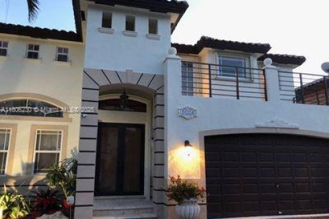 House in Miami, Florida 4 bedrooms, 275.36 sq.m. № 1748124 - photo 3