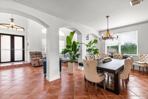 House in Miami, Florida 4 bedrooms, 275.36 sq.m. № 1748124 - photo 13